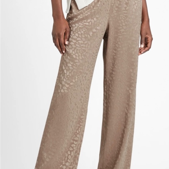 Banana Republic wide leg satin pull on pants in leopard print fresh taupe - Picture 3 of 11